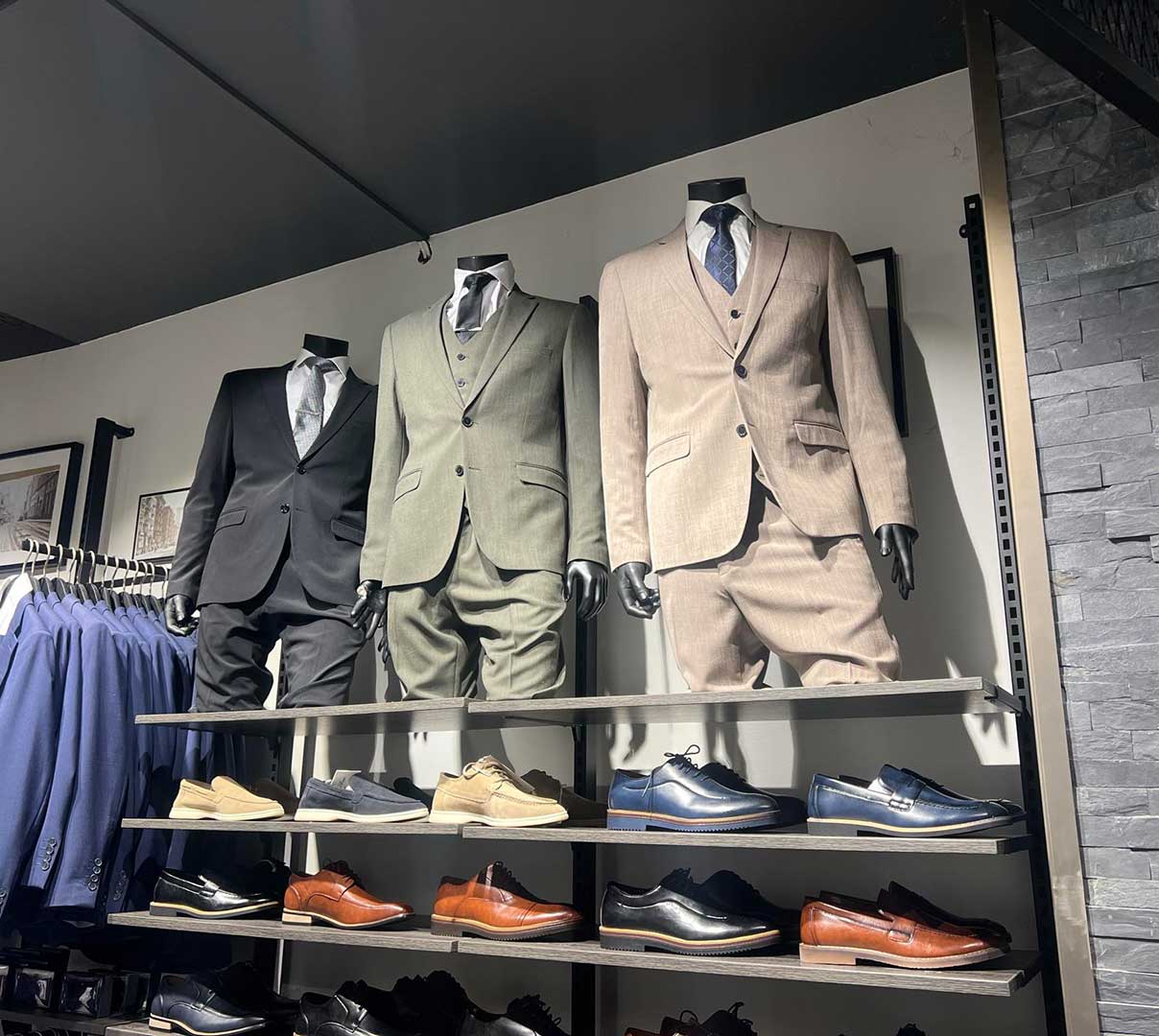 Jakkesæts i god kvalitet og klassiske samt nye farver til den trendbevidste teenager 